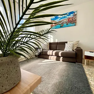https://modern-sweet-home-venezia.hotelinveneto.com